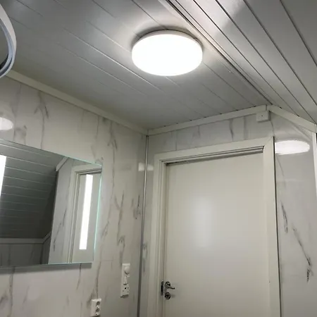 Apartamento Arendalsuka - Fin Enebolig, Sentralt Og Sjonaert,gratis Parkering 4 Rom 3 Bad 2 Stuer *