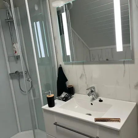 Arendalsuka - Fin Enebolig, Sentralt Og Sjonaert,gratis Parkering 4 Rom 3 Bad 2 Stuer Apartamento