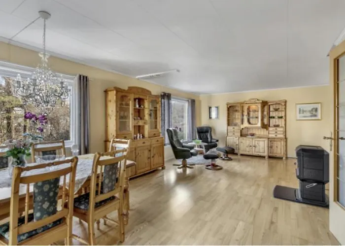Апартаменты Arendalsuka - Fin Enebolig, Sentralt Og Sjonaert,gratis Parkering 4 Rom 3 Bad 2 Stuer *