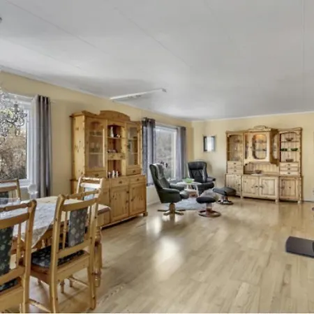 Apartamento Arendalsuka - Fin Enebolig, Sentralt Og Sjonaert,gratis Parkering 4 Rom 3 Bad 2 Stuer *