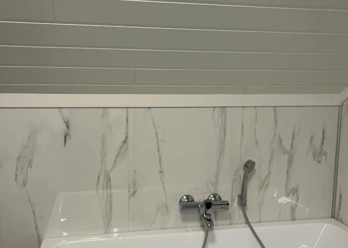 Apartamento Arendalsuka - Fin Enebolig, Sentralt Og Sjonaert,gratis Parkering 4 Rom 3 Bad 2 Stuer *
